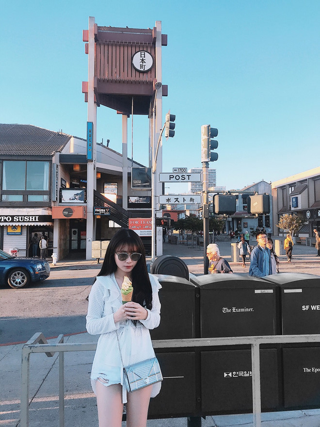 Từng xuất hiện trên hội con nhà giàu Việt Nam, Cẩm Tú có cuộc sống dư giả, sang chảnh. Cô thường xuyên khoác lên mình bộ cánh tới từ các nhãn hiệu xa xỉ.