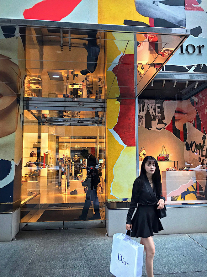 Dù sinh ra trong gia đình khá giả, Cẩm Tú không ngại chia sẻ về những khó khăn mình gặp phải khi du học. Nữ nhân thuộc hội con nhà giàu Việt này cho biết khó khăn lớn nhất có lẽ phải kể đến việc xa gia đình.