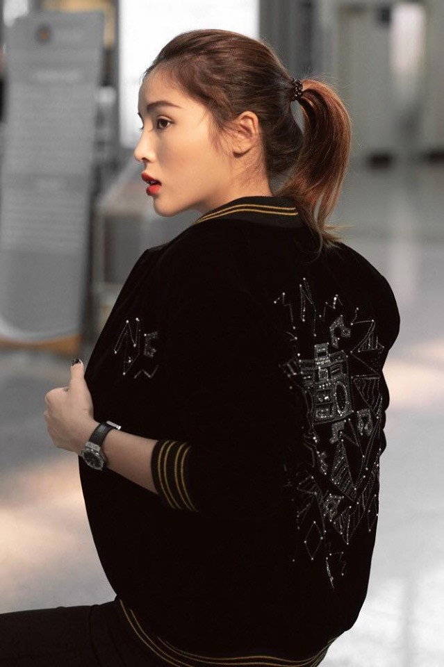 Thay vì diện đầm dạ hội cầu kỳ, Kỳ Duyên lại chọn bộ đồ khỏe khoắn với chiếc áo bomber nhung và chiếc quần jean đơn giản. Tuy nhiên, nhan sắc của Hoa hậu Việt Nam vẫn nổi bật tại sự kiện.