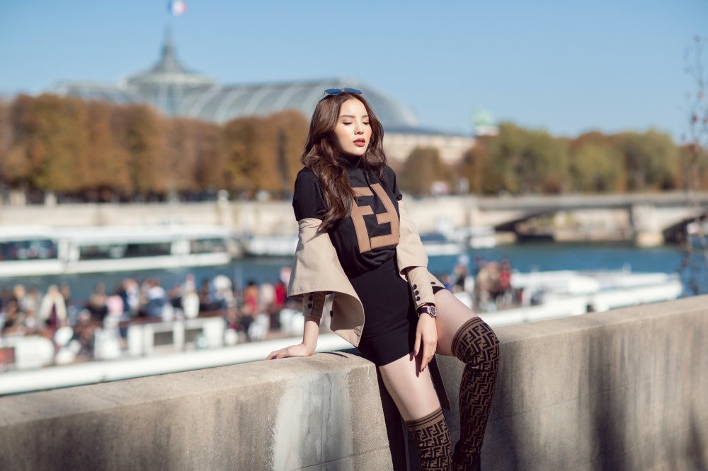 Sau khi những hình ảnh của Kỳ Duyên tại Pháp xuất hiện, dân mạng không ngớt lời khen ngợi nhan sắc và thần thái biểu cảm của mỹ nữ 9X Việt Nam.