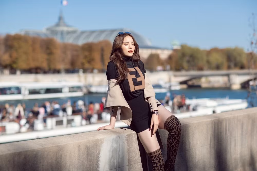 Sau khi những hình ảnh của Kỳ Duyên tại Pháp xuất hiện, dân mạng không ngớt lời khen ngợi nhan sắc và thần thái biểu cảm của mỹ nữ 9X Việt Nam.