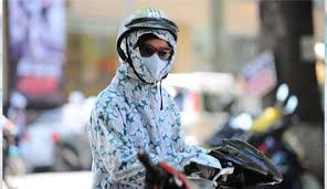 Nhiều dân mạng còn vui vẻ bày cách cho nhau khi tham gia giao thông lỡ gặp phải các Ninja đó là đừng phán đoán theo logic thông thường bởi chúng ta hoàn toàn có thể bắt gặp một nàng Ninja đang chạy lờ đờ trên đường bỗng dưng rẽ vuông góc để tạt vào một cửa hàng rau nào đó.