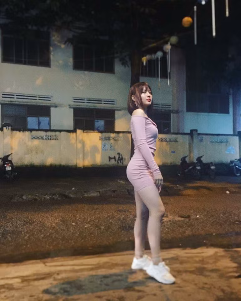 Cụ thể xuất phát từ fanpage "Ngắm gái đẹp châu Á", bức ảnh của cô gái mặc váy hồng bị che đi khuôn mặt bởi sticker Xuka... nổi bật với vóc dáng bắt mắt, thân hình gợi cảm đã khiến dân tình xôn xao khi vừa được đăng tải vài phút.