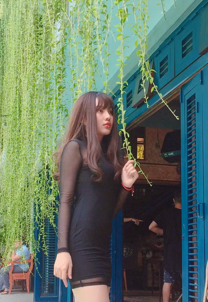 Sở hữu gương mặt ưa nhìn với làn da trắng hồng, đôi mắt to tròn, môi đỏ tươi và căng mọng đầy quyến rũ, Bảo Ngọc nhanh chóng thu hút sự chú ý của cộng đồng mạng. Không chỉ có vậy, cô bạn 9X Sài thành còn có thân hình săn chắc với số đo 3 vòng khá tiêu chuẩn.