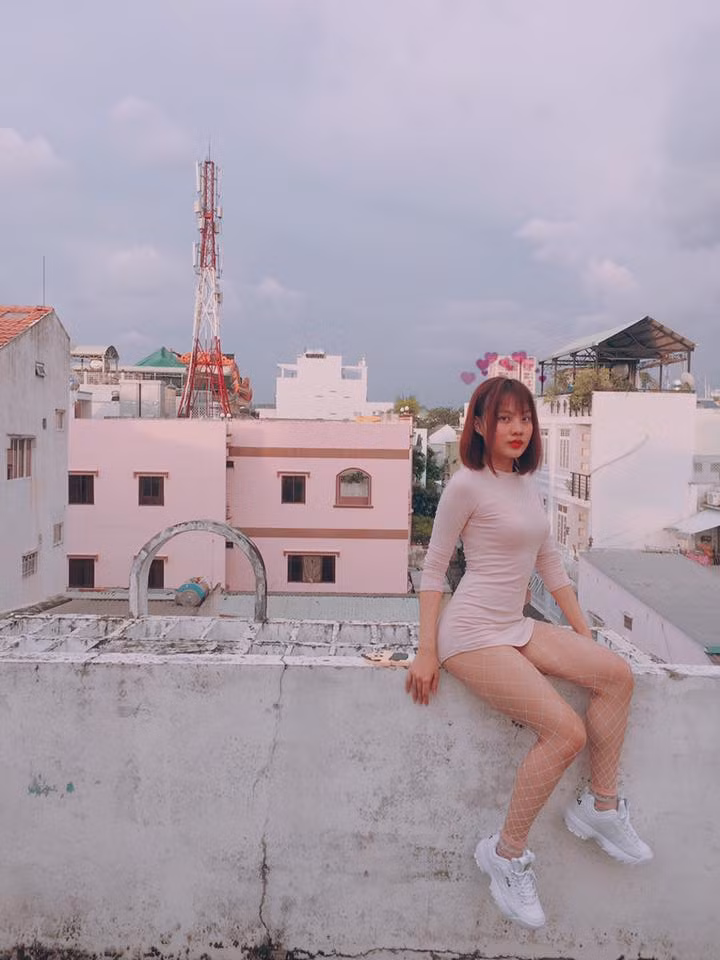 Ngay sau đó, dân mạng lao vào việc truy tìm danh tính của cô gái trong bức ảnh "Xuka tìm Nobita". Theo tìm hiểu, cô gái có thân hình tuyệt đẹp trong bức ảnh đang gây sốt đó là Nguyễn Bảo Ngọc (SN 1997) hiện đang sinh sống và học tập khoa tiếng Nhật Bản của trường Đại học Khoa học Xã hội và Nhân văn TP HCM.