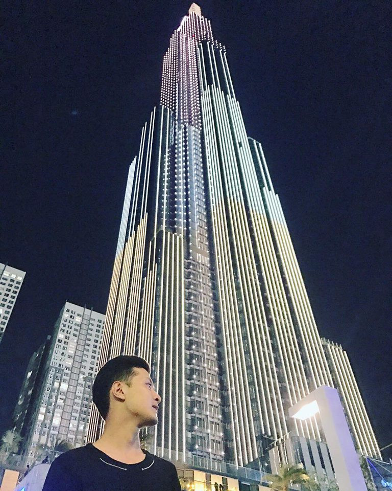 Đủ kiểu check-in, tạo dáng dưới "ngọn tháp" của Sài Gòn đã được các bạn trẻ chụp lại và đăng tải rộng rãi trên mạng xã hội.