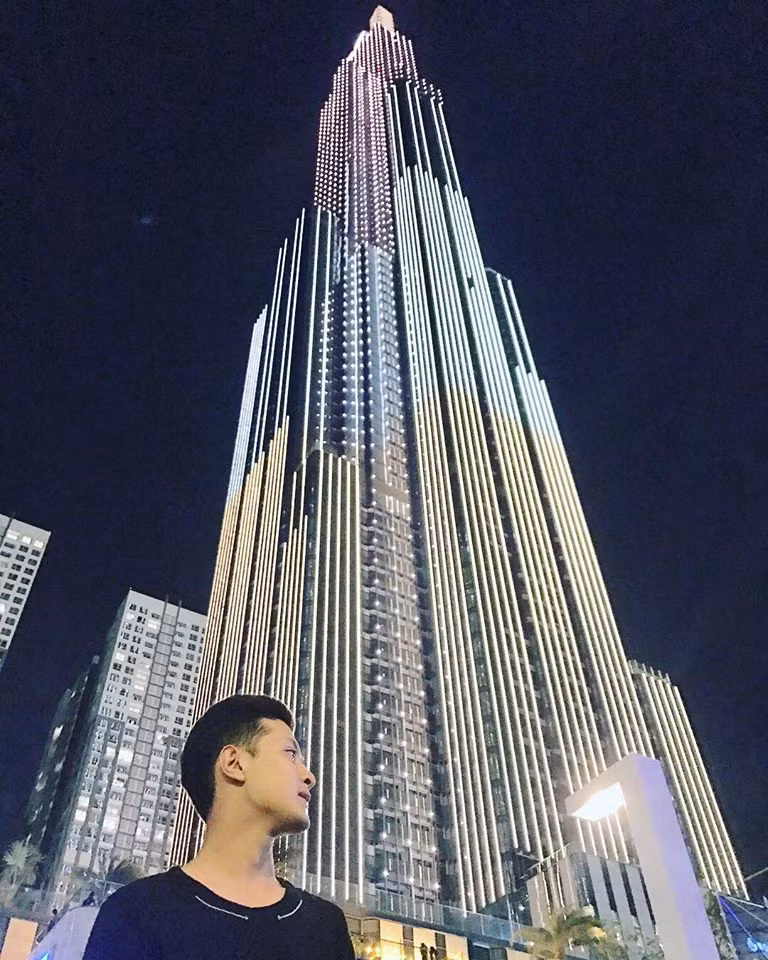 Đủ kiểu check-in, tạo dáng dưới "ngọn tháp" của Sài Gòn đã được các bạn trẻ chụp lại và đăng tải rộng rãi trên mạng xã hội.