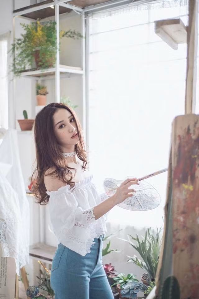 Jun Vũ tên thật là Vũ Phương Anh (SN 1995) hiện cô nàng đang là sinh viên năm 4 Khoa quản trị kinh doanh - chuyên ngành Quản lý kinh doanh quốc tế của trường Đại học Assumption University of Thailand.