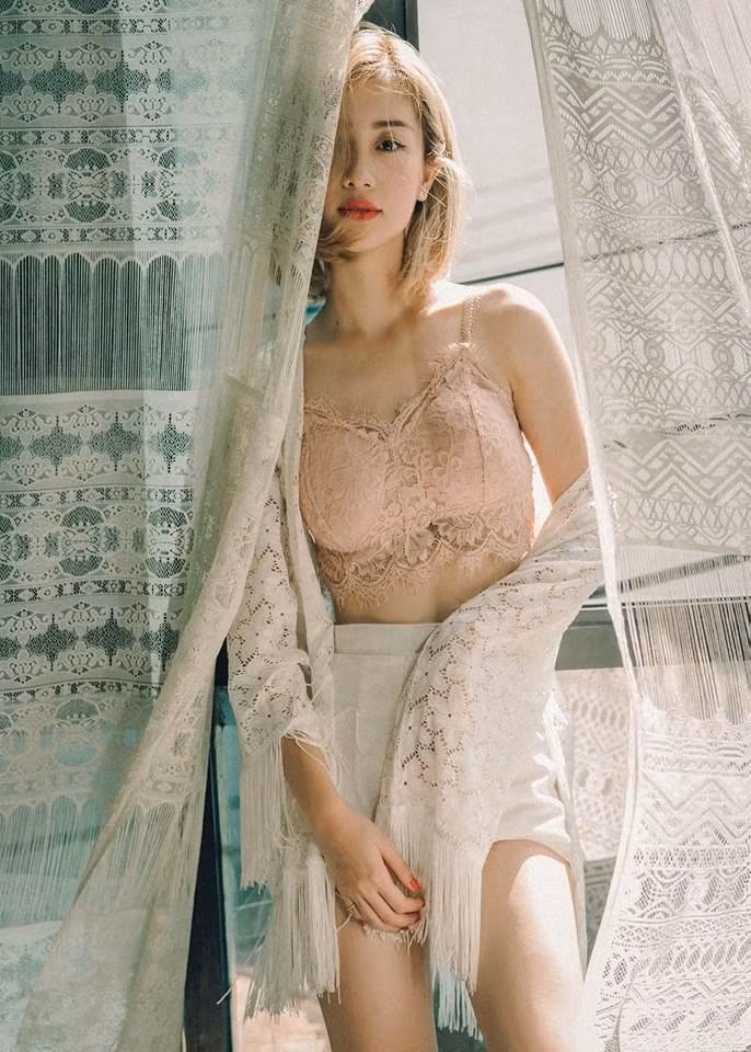 Do công việc của gia đình nên Jun Vũ đã từ giã Việt Nam để chuyển qua Thái Lan sống từ năm 16 tuổi. Tuy nhiên, hot girl Việt xinh đẹp này vẫn luôn một lòng hướng về quê cha đất tổ và mong 1 ngày được trở về để sống trên nơi "chôn nhau, cắt rốn" của mình.