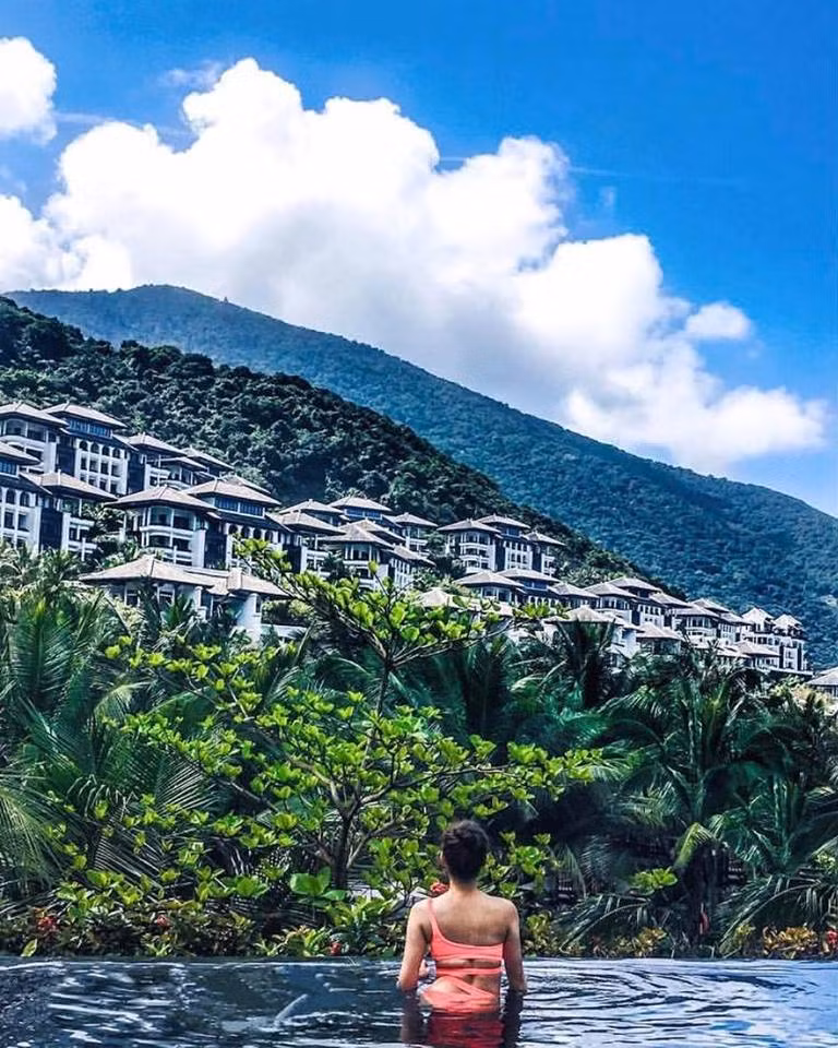 Khu nghỉ dưỡng sang chảnh nhất Đà Nẵng này có 219 phòng khách sạn, tất cả đều hướng về biển xanh bao la xinh đẹp với cửa sổ và ban công ở mỗi phòng rất lớn tạo nên một tầm nhìn cực kì hoàn hảo cho du khách ngắm cảnh từ trên cao.