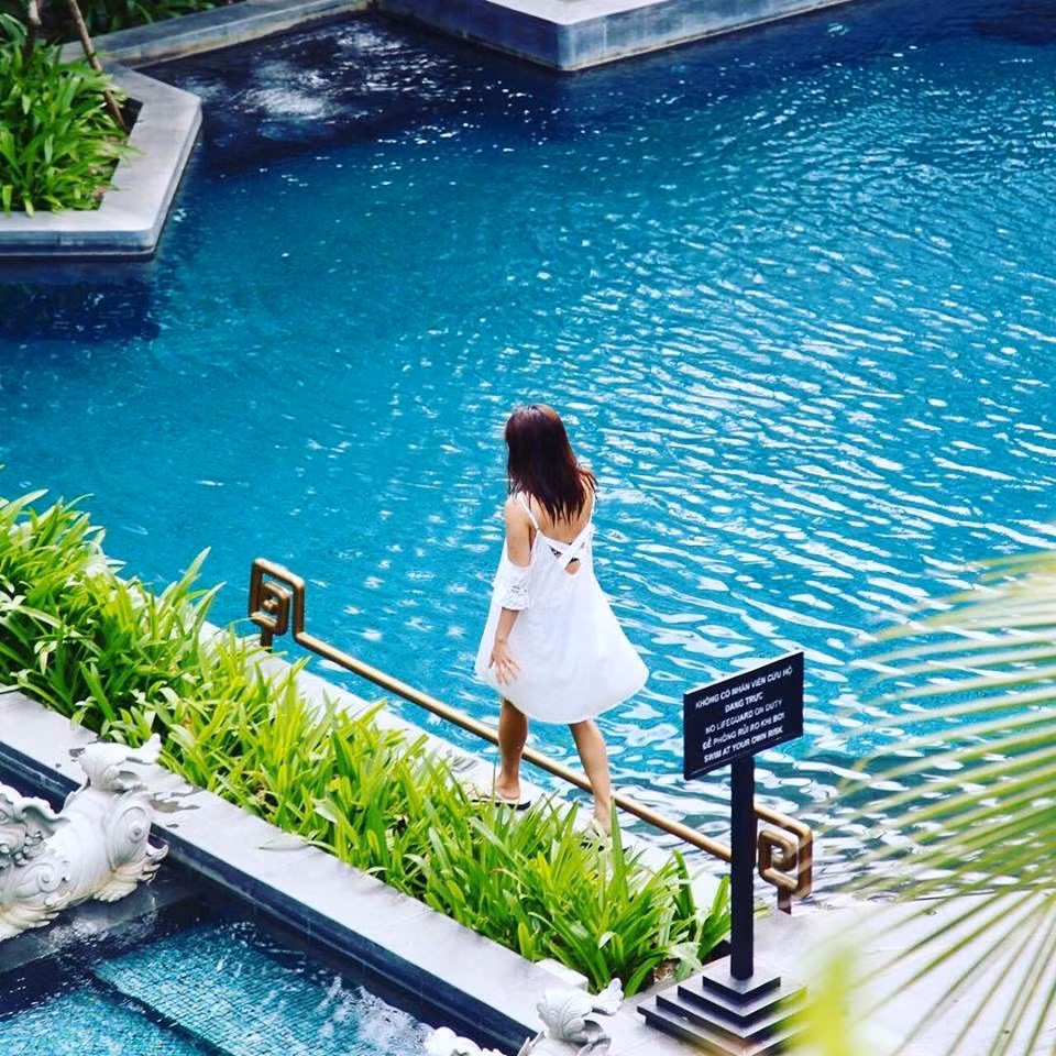 Còn phía sau lưng mỗi phòng đều tựa vào đồi núi cây cối xanh tươi khiến nơi đây trở thành một vị thế đắc địa lọt thỏm giữa một bên là biển, một bên là núi, tự tách mình ra khỏi thế giới hiện đại để hòa hợp cùng với tự nhiên.