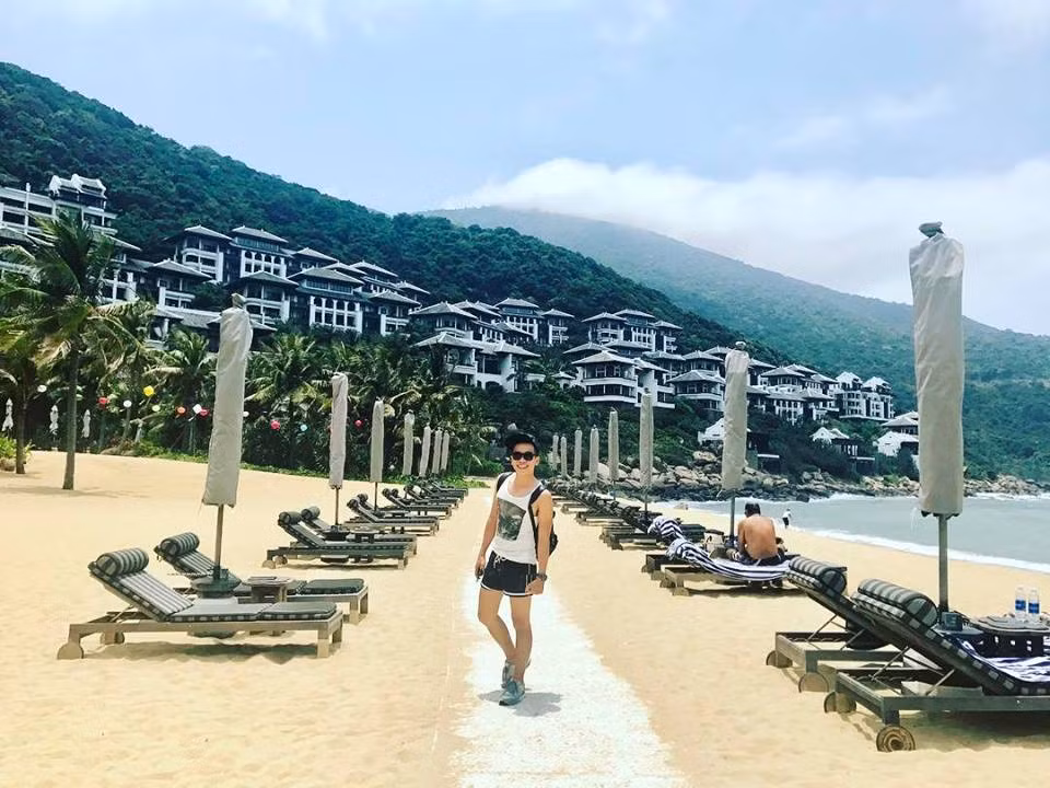 Intercontinental nằm ở phía Bắc bán đảo Sơn Trà của TP Đà Nẵng. Khu nghỉ dưỡng nổi bật với lối thiết kế độc đáo, đầy sáng tạo, sự tổng hòa giữa cảnh quan thiên nhiên kỳ thú và nét tinh hoa kiến trúc, văn hóa độc đáo của Việt Nam. Chính bởi cảnh sắc hòa lẫn với thiên nhiên mà nơi đây được mệnh danh là resort sang chảnh nhất Đà Nẵng.