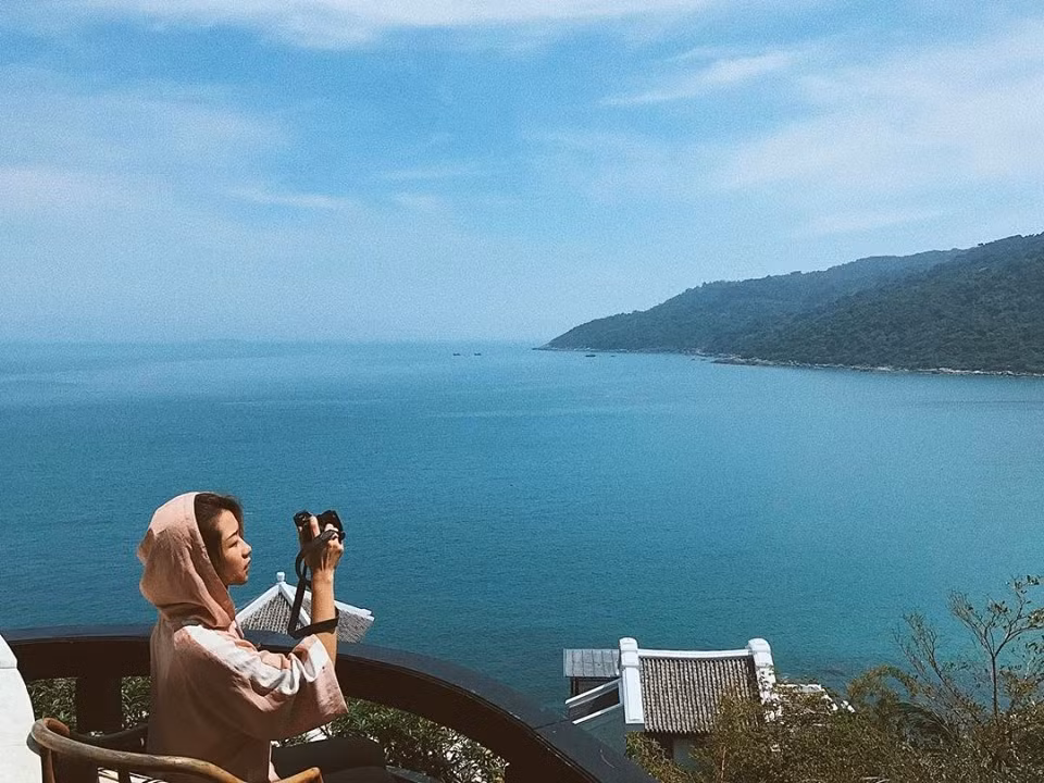 Khung cảnh trên cao của khu resort Intercontinental giúp bạn phóng tầm mắt bao quát cả một vùng biển rộng lớn xanh ngắt.