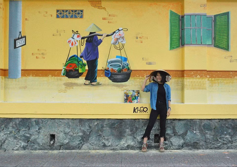 Ngắm nhìn các bạn trẻ làm việc, những người dân xung quanh bức tranh tường không khỏi bỡ ngỡ khi bức tường cũ kĩ, mốc meo ngày nào giờ lại đẹp như trong tranh.