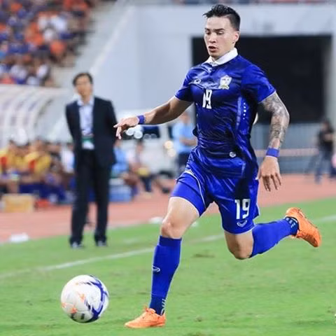 Tristan Đỗ là viên quân trở về từ vòng loại World Cup 2018 phục vụ cho ĐTQG Thái Lan tại giải AFF Cup 2016. Sự bùng nổ và năng lượng bất tận khiến ít đối thủ vượt mặt anh ở phía hành lang phải.