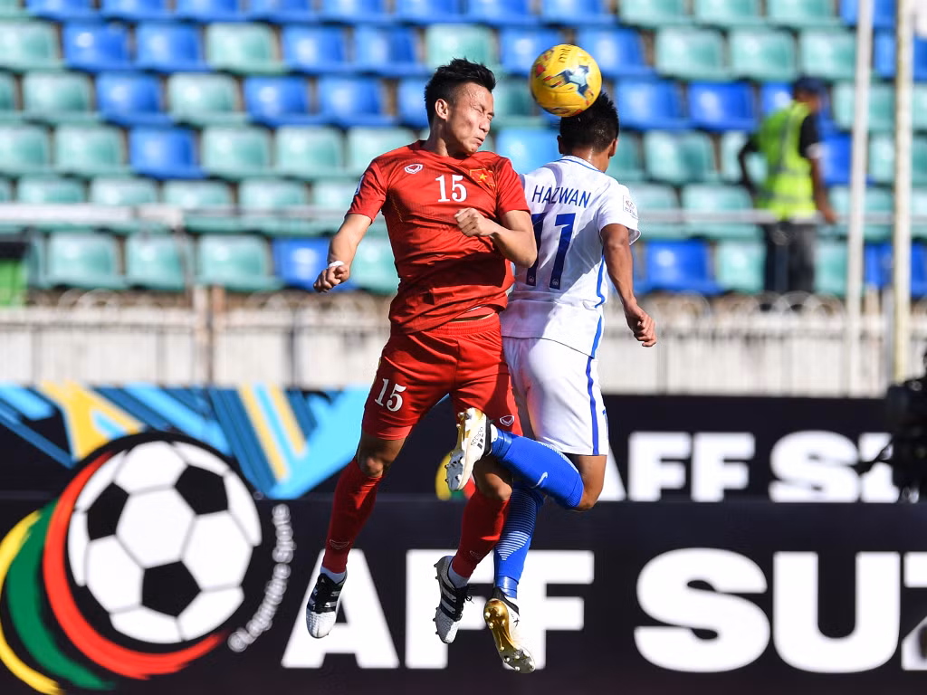 Quế Ngọc Hải là chốt chặn tin tưởng của ĐTQG Việt Nam trước khung thành của thủ môn Nguyên Mạnh. Cầu thủ người Nghệ An này cho mọi người thấy anh luôn là một chiến binh khi lâm trận với những pha vào bóng dứt khoát và hết sức quyết liệt.