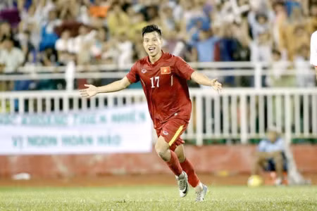 Vũ Văn Thanh được HLV CHDCND Triều Tiên khen ngợi là một trong những cầu thủ đáng xem nhất AFF Cup 2016. Anh là một cầu thủ chạy cánh sở hữu tốc độ và khả năng sở hữu bóng cực tốt. Những pha xuống bóng ở cánh của cầu thủ ĐT Việt Nam luôn mang đến tiềm ẩn nguy hiểm cho khung thành của đối phương.