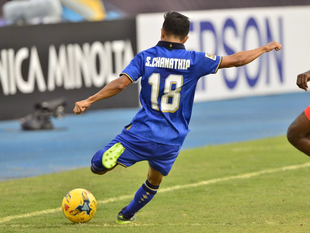 Chanathip Songkrasin được mệnh danh là "Messi Jay". Không sở hữu thể hình lý tưởng, nhưng cầu thủ Thái Lan này lại cho thấy khả năng kỹ thuật cá nhân cực tốt mà khó có cầu thủ nào lấy bóng được trong chân của anh.