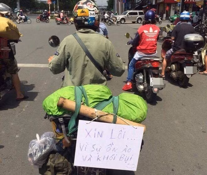 Ý thức được sự ầm ĩ khi tham gia giao thông của mình, anh chàng đi xe gắn máy này đã có tấm biển xin lỗi rất chân thành.