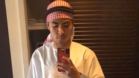 Cầu thủ này đã được fan tặng bộ đồ của người Ả Rập và tỏ ra khá hào hứng.