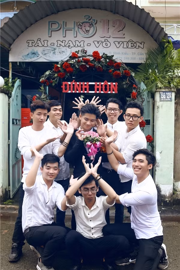 Dân mạng đều vô cùng thích thú trước những tạo dạng "có 1-0-2" của cô dâu chú rể cùng dàn bưng lễ. Thay vì xếp hàng ngay ngắn để chụp hình, nhóm bạn này lại chọn những kiểu tạo dáng không thể "bá đạo" hơn.