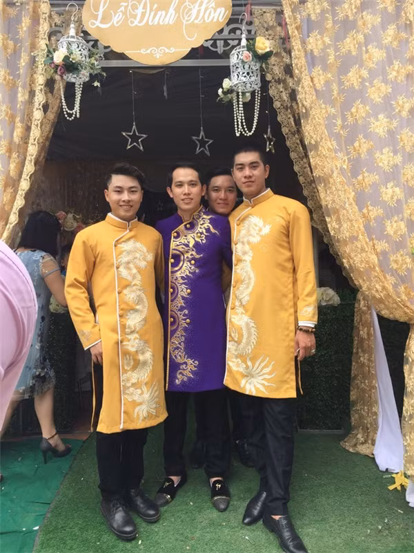 Chia sẻ trên trang cá nhân, anh chàng đau khổ nói rằng tráp hoa quả đó nặng tới 40kg, anh phải đặt lên vai đi khoảng 200m. Có lẽ chính trong khoảnh khắc mà chàng trai này nhăn nhó vì đau tay, mỏi vai thì đã bị nhiếp ảnh gia “túm được” và ghép với hình của một bạn khác.