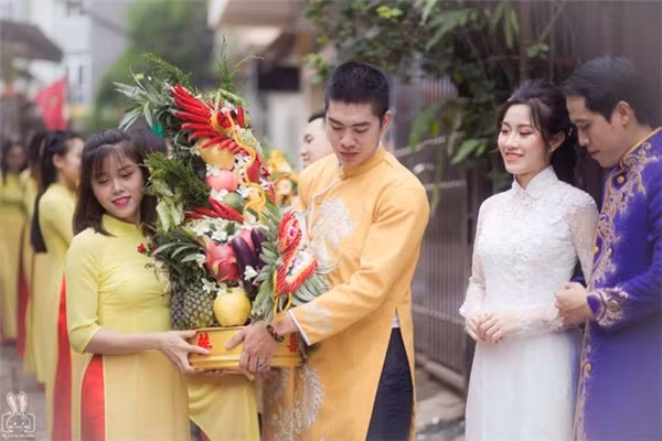 Nếu bức hình đầu tiên chụp được khoảnh khắc của chàng trai bê tráp cau cười thật tươi trước ống kính, thì bức ảnh thứ hai ghi lại được khoảnh khắc của chàng thanh niên bê tráp hoa quả nặng trĩu trên vai.