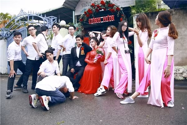 Thậm chí, trong lúc cô dâu tạo dáng men-lì, mạnh mẽ, thì chú rể lại thể hiện dáng vẻ e ấp, rụt rè bên cô dâu khiến mọi người càng thêm thích thú, ấn tượng. Ảnh sử dụng trong bài: Sưu tầm Facebook.