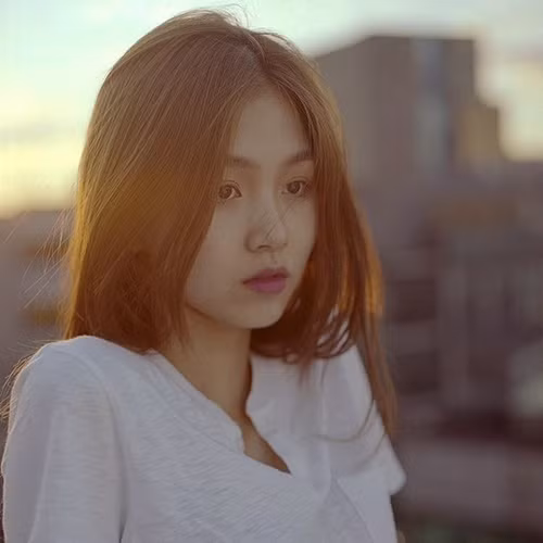 Theo chia sẻ của Um Ye Jin, ngay từ khi còn bé cô đã được bố mẹ cho xem những chương trình thời trang và ước mơ trở thành người mẫu đã hình thành trong cô từ đó.