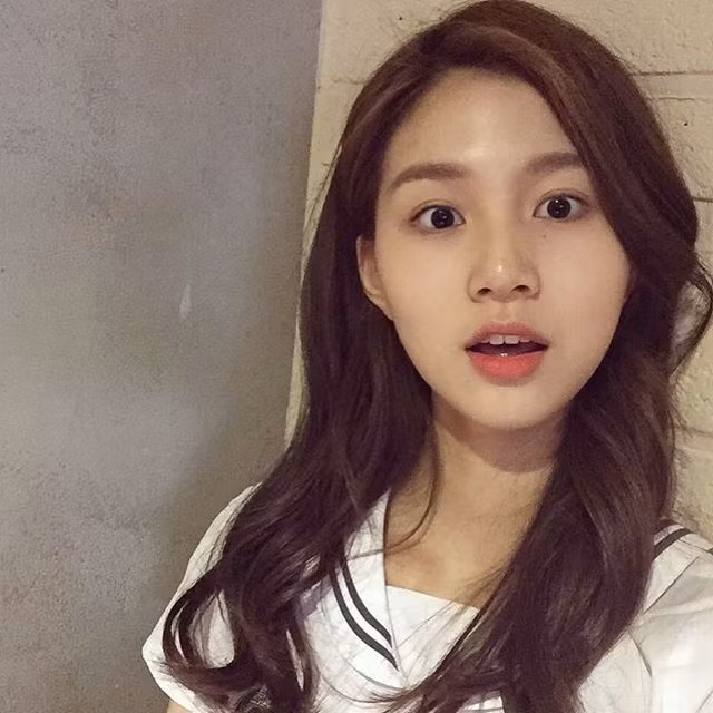 Hiện Um Ye Jin đang làm việc dưới sự quản lý của công ty YG K-Plus thuộc công ty nổi tiếng Kpop YG, cùng nhà với những diễn viên, người mẫu đình đám như Kang Seung Hyun và Nam Joo Hyuk.