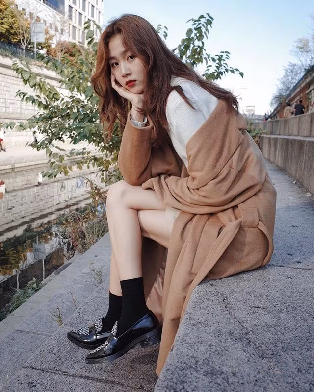 Um Ye Jin khoe style chất tại hậu trường của tuần lễ thời trang Seoul. Chiều cao 1m78 giúp cô nàng mặc đẹp nhiều kiểu trang phục khó nhằn.