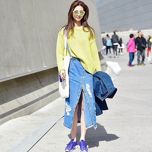 Truy tìm dấu vết của hot girl chân dài này thì biết được rằng cô tên là Um Ye Jin.