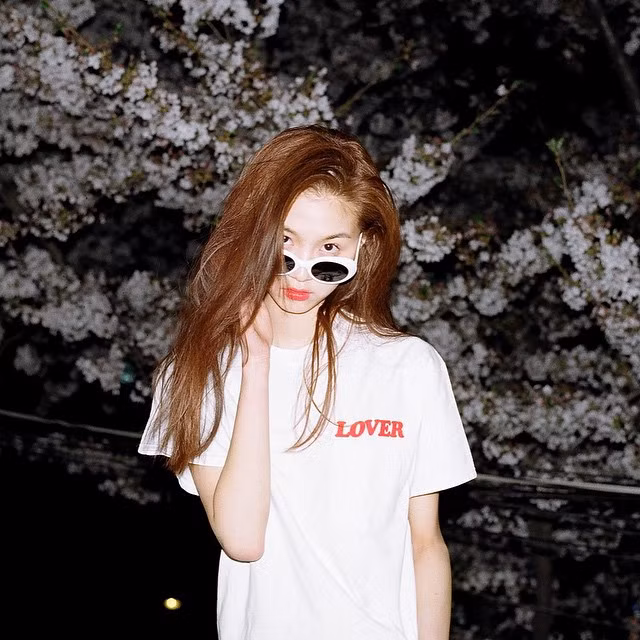 Không chỉ khiến nhiều cư dân mạng choáng váng bởi chiều cao mà Um Ye Jin còn gây bất ngờ bằng số tuổi của mình. Cô gái người Hàn Quốc này sinh năm 2000 và hiện tới mới 15 tuổi.