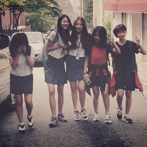 Ngoài công việc người mẫu, Ye Jin vẫn là một học sinh, hàng ngày mặc đồng phục đến trường. Cô nàng lộ rõ chiều cao ấn tượng và đôi chân nhỏ xíu khi đi cùng những người bạn.