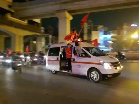 Những phương tiện "đi bão" đặc biệt này đã nhanh chóng được dân mạng chụp lại và chia sẻ rộng rãi trên MXH ngay sau khi các cầu thủ Olympic Việt Nam giành chiến thắng trước Syria để vào bán kết Asiad.