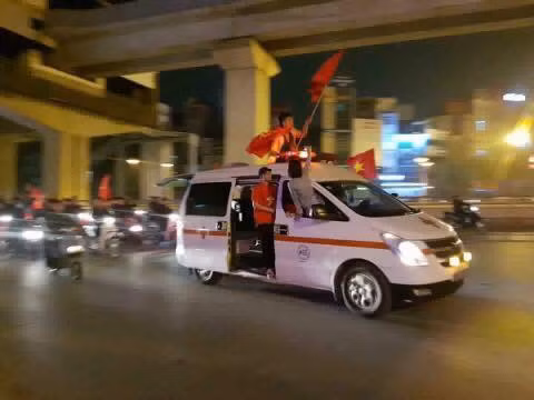 Những phương tiện "đi bão" đặc biệt này đã nhanh chóng được dân mạng chụp lại và chia sẻ rộng rãi trên MXH ngay sau khi các cầu thủ Olympic Việt Nam giành chiến thắng trước Syria để vào bán kết Asiad.