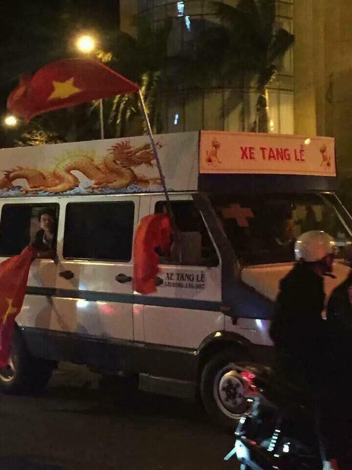 Sau chiến thắng trước Syria để bước chân vào bán kết Asiad 2018, trên MXH các dân mạng đã chia sẻ những hình ảnh về CĐV Olympic Việt Nam và những phương tiện "đi bão" bá đạo. Nhìn vào những hình ảnh này nhiều người tỏ ra bất ngờ vì chúng là những xe chuyên dụng, gặp hàng ngày nhưng chưa bao giờ gặp đi "bão".