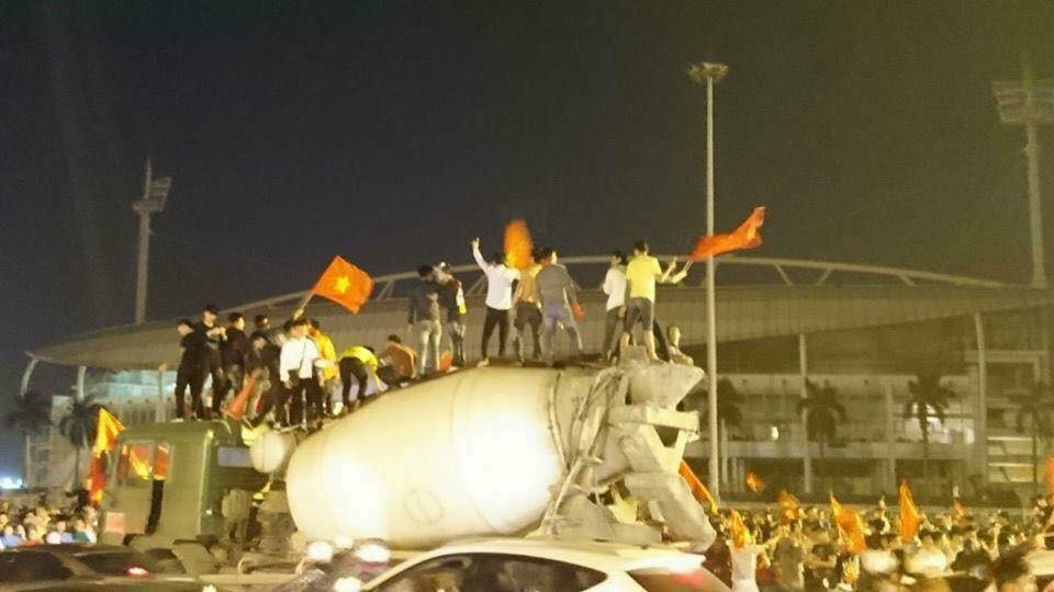 Thực chất những chủ của những chiếc xe này chỉ vì quá hào hứng với chiến tích của đội nhà mà xuất hiện và bị các CĐV chặn lại để làm điểm cao cho những màn ăn mừng.