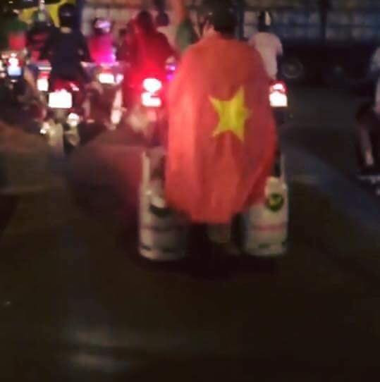 Tiện đường đi chuyển bình ga cho khách tội gì mà không "đi bão" luôn cho vui.