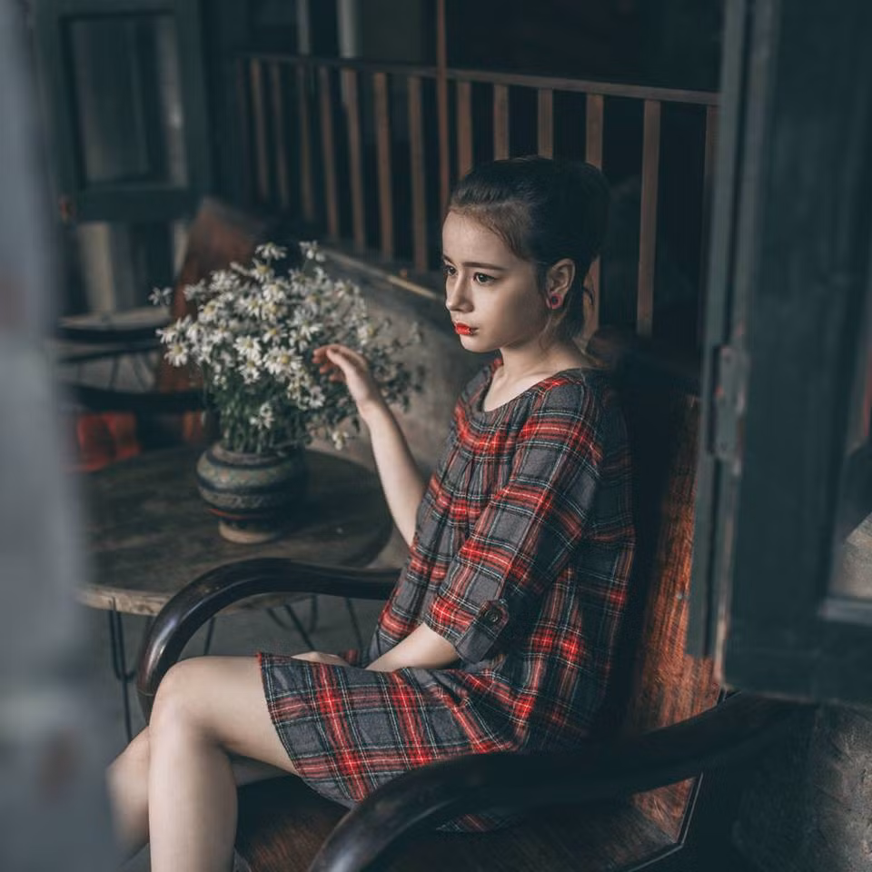 Công việc chính của Sandra tại cửa hàng xăm của anh trai đó là xỏ khuyên tai cho khách. Chia sẻ về công việc này, bông hồng lai 10X này nói rằng, đây là công việc cần sự tỉ mỉ và mạnh bạo nó cũng giống như cá tính cô ngoài đời thường.