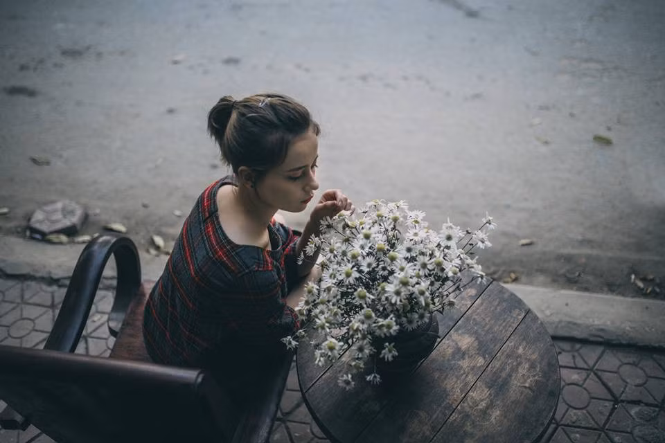 Sau khi mất tích một thời gian dài, Sandra đã trở lại nhưng vẻ ngây thơ, yếu ớt trong bộ ảnh ngày nào đã không còn mà thay vào đó là hình ảnh một cô nàng bụi bặm và đầy cá tính.