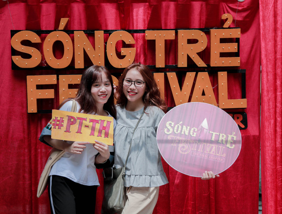 Sau hơn 2 tháng, trải qua 2 kì thi THPT Quốc gia và năng khiếu báo chí, thành quả chính là nụ cười rạng rỡ, của các bạn tân sinh viên.