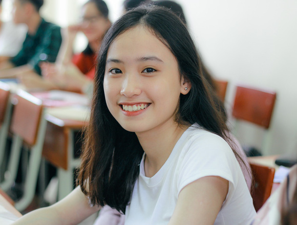 Niềm vui ngày nhập học được gửi gắm trong nụ cười duyên dáng của nữ tân sinh viên trường Báo.