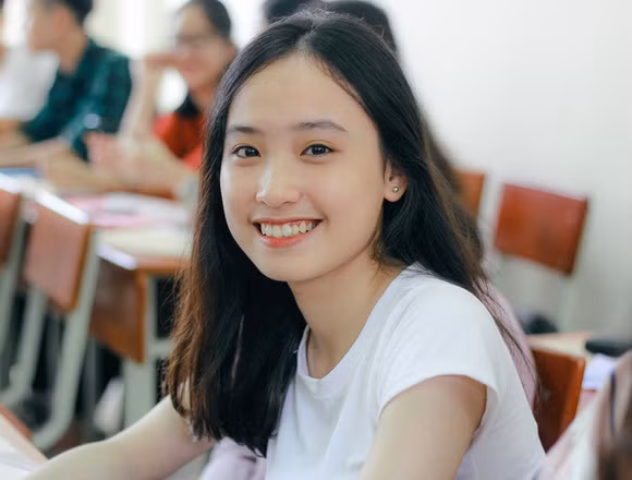 Niềm vui ngày nhập học được gửi gắm trong nụ cười duyên dáng của nữ tân sinh viên trường Báo.