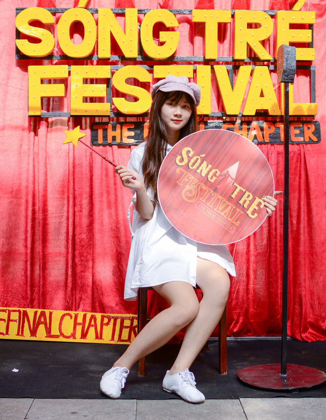 Nhiều tân sinh viên tỏ ra mạnh dạn, không hề ngại ngùng với bạn mới, lớp mới, cùng nhau trao đổi về thông tin cá nhân, điểm số, nguyện vọng của mình khi vào trường.