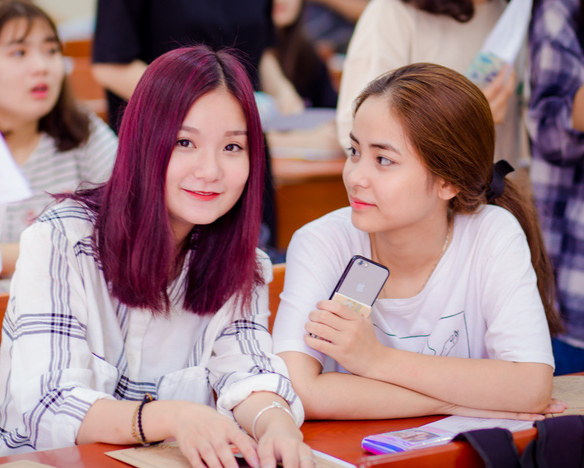 Các bạn tân sinh viên nhanh chóng bắt chuyện, làm quen với nhau, đúng với tính chất cởi mở, hoạt ngôn của những sinh viên báo chí.