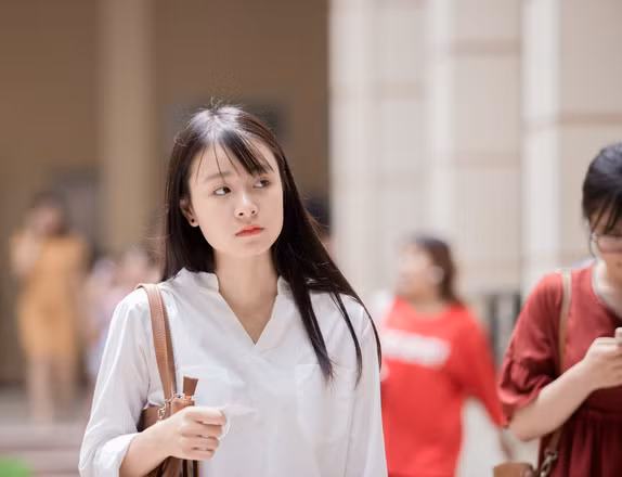 Không hổ danh là một trong những ngôi trường quy tụ nhiều nữ sinh tài sắc vẹn toàn, dàn nữ sinh trường Báo nhanh chóng khiến dân mạng phải mải miết ngắm nhìn.