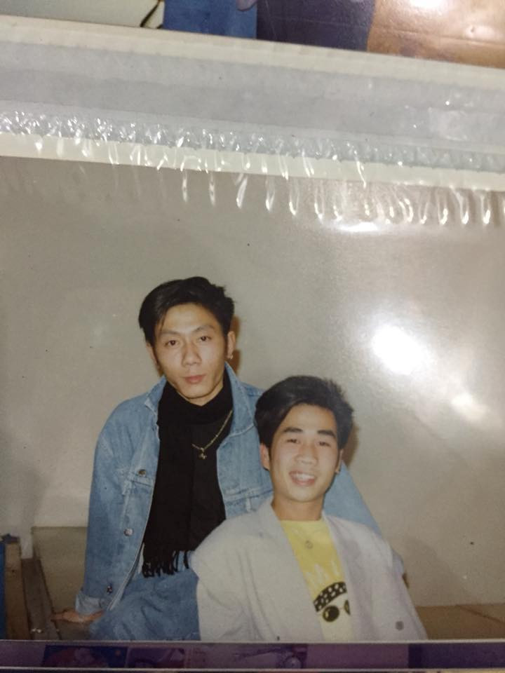 Sự chú ý của dân mạng còn đổ dồn về phong cách ăn mặc rất thời thượng vào thời kỳ đó của người bố, khi diện trên mình những chiếc áo bò cực ngầu, bên trong là chiếc áo len làm nền nhưng đầy phong cách.