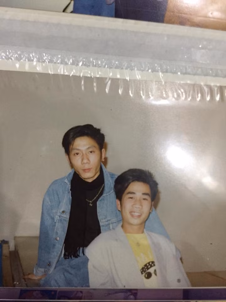 Sự chú ý của dân mạng còn đổ dồn về phong cách ăn mặc rất thời thượng vào thời kỳ đó của người bố, khi diện trên mình những chiếc áo bò cực ngầu, bên trong là chiếc áo len làm nền nhưng đầy phong cách.