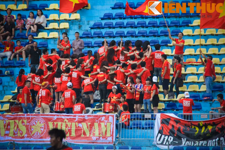 Thời tiết không ủng hộ nhưng rất đông các CĐV của hội CĐV VFS đã đến sân để tiếp lửa cho các cầu thủ U19 Việt Nam trong trận tranh giải ba U19 ĐNA 2016.
